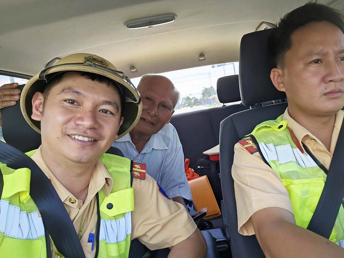 Officers of Road Traffic Police Team No. 2 - Traffic Police Department of Nghe An Provincial Police supported the old man who missed the bus home. Photo: Nghe An Police