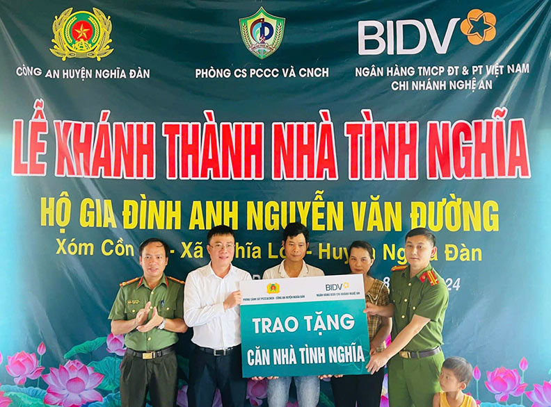 Nghia Dan District Police Youth Union coordinated with the Fire Prevention and Rescue Police Department and BIDV Bank Youth Union Nghe An branch to support 100 million VND to build a house for Mr. Nguyen Van Duong's family. Photo: Nghe An Police