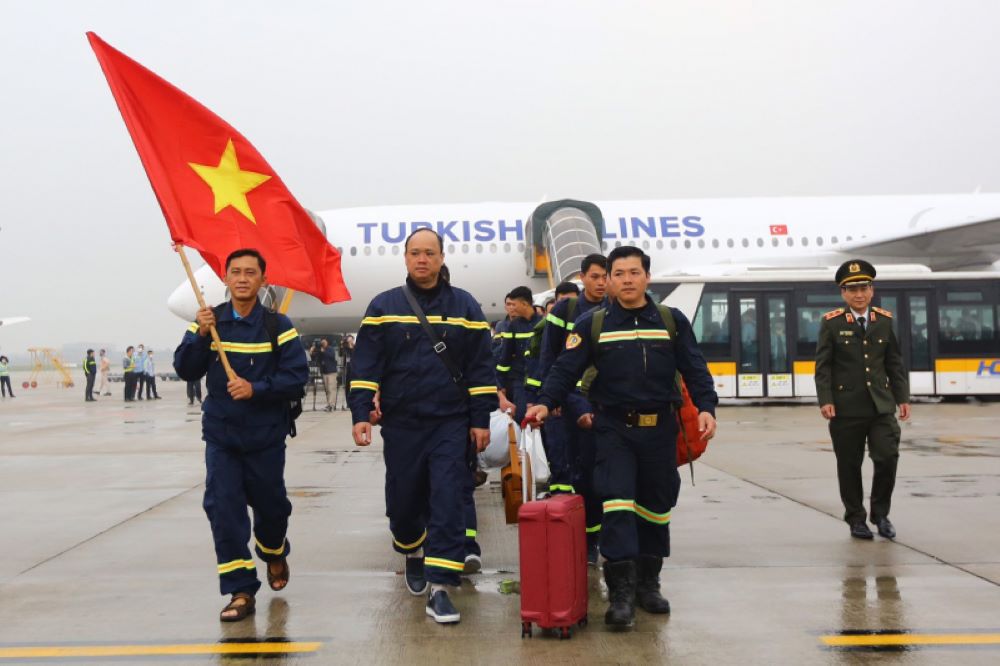 Lieutenant Colonel Nguyen Chi Thanh and his teammates set off to a foreign country to assist with rescue operations. Photo: Provided by the character