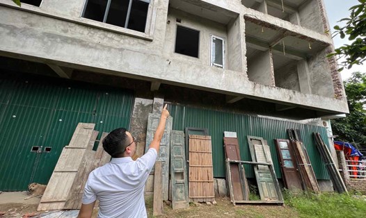 Công trình xây dựng sai phép khiến nhà hàng xóm nứt toác. Ảnh: Nhóm PV