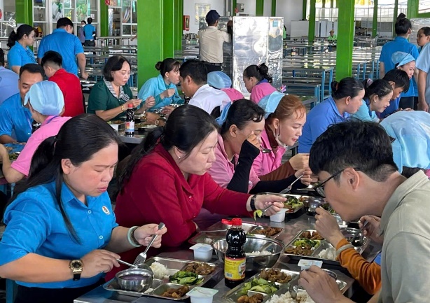 Delegates and union members enjoy the Trade Union Meal. Photo: Xuan Nhi