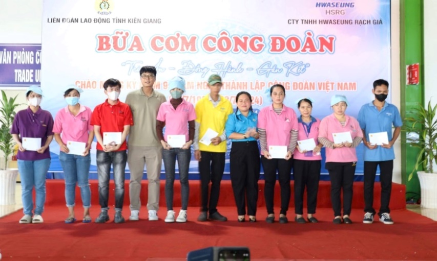 Chairman of the Confederation of Labor of Kien Giang province Truong Thanh Thuy presented gifts to union members. Photo: Xuan Nhi