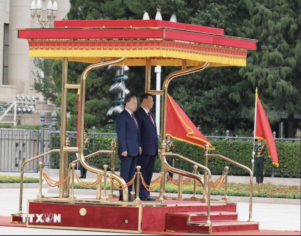 General Secretary and President of China Xi Jinping and General Secretary and President To Lam on the honorary podium, listening to military music playing the national anthems of the two countries. Photo: TTXVN