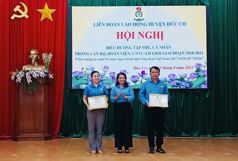 Gia Lai Provincial Labor Confederation awarded 2 Medals of the Vietnam General Confederation of Labor to 2 individuals with many achievements. Photo: Thanh Tuan