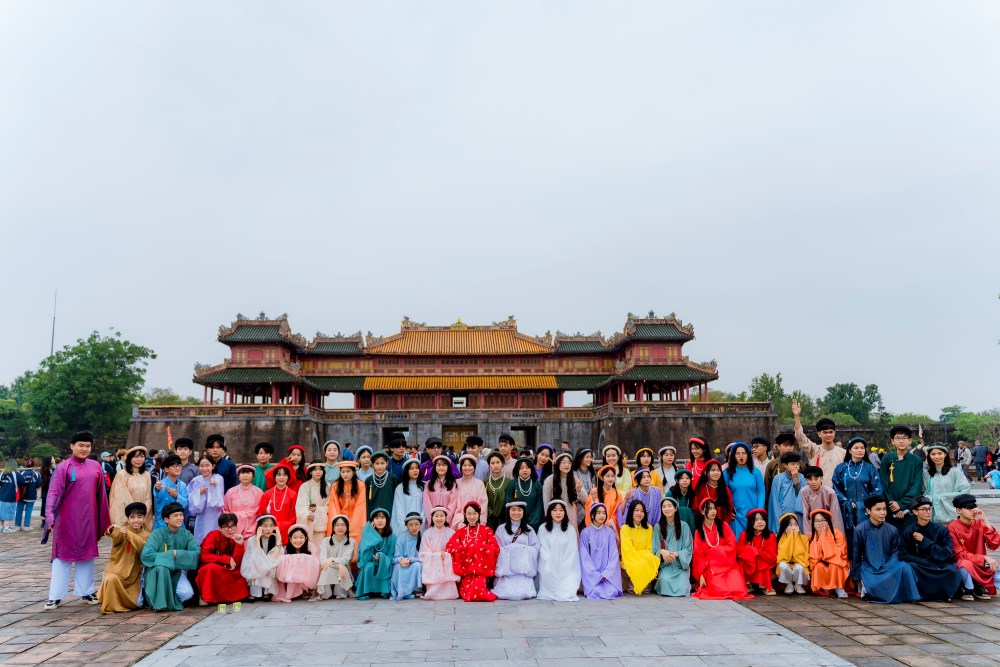 Khách du lịch check-in Đại Nội Huế. Ảnh: Lê Đình Hoàng.