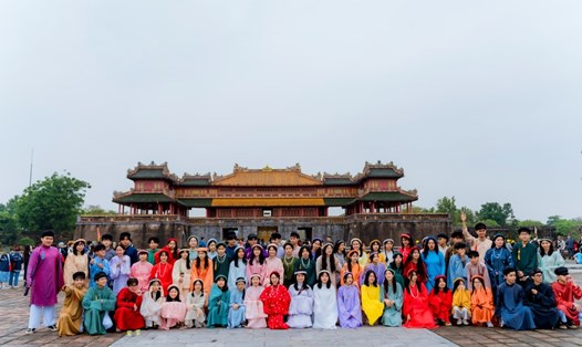 Khách du lịch check-in Đại Nội Huế. Ảnh: Lê Đình Hoàng.