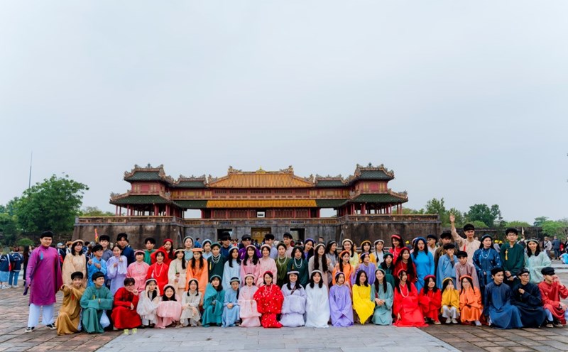 Khách du lịch check-in Đại Nội Huế. Ảnh: Lê Đình Hoàng.