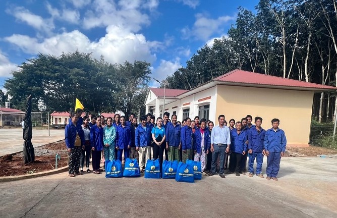 Rubber mining workers in Dak Lak participated in activities implemented by the company's Grassroots Trade Union. Photo: Bao Trung