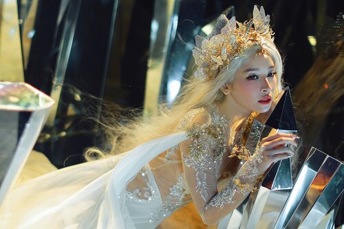 Chi Pu khoe vẻ đẹp siêu thực trong bộ hình mới. Ảnh: Tee Le