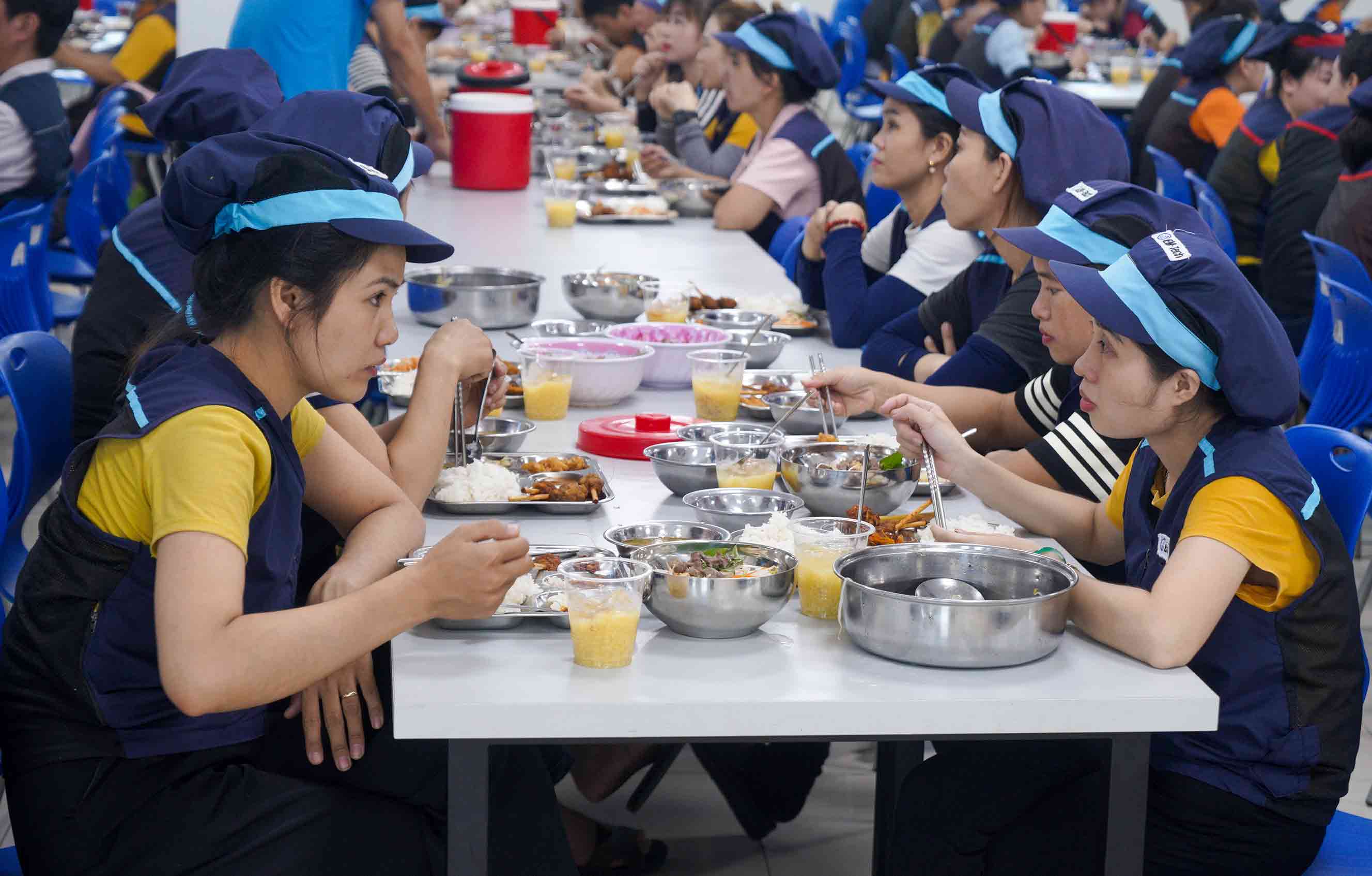 Union members and workers of Em-Tech Vietnam Co., Ltd. Branch in Nghe An attended the "Trade Union Meal". Photo: Duy Chuong.