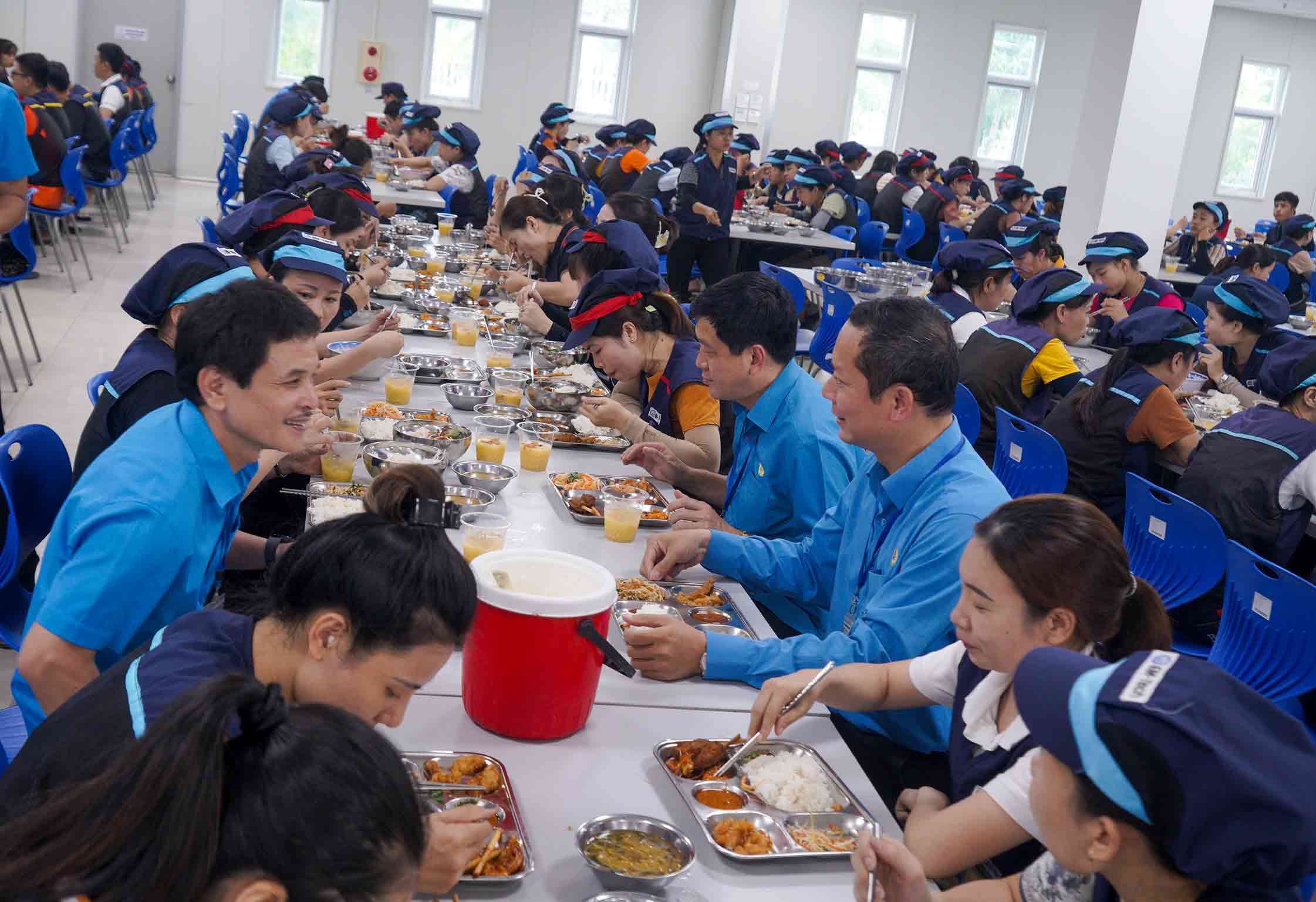 Leaders of the Labor Confederation of Nghe An province and Vinh city have lunch with workers. Photo: Duy Chuong.