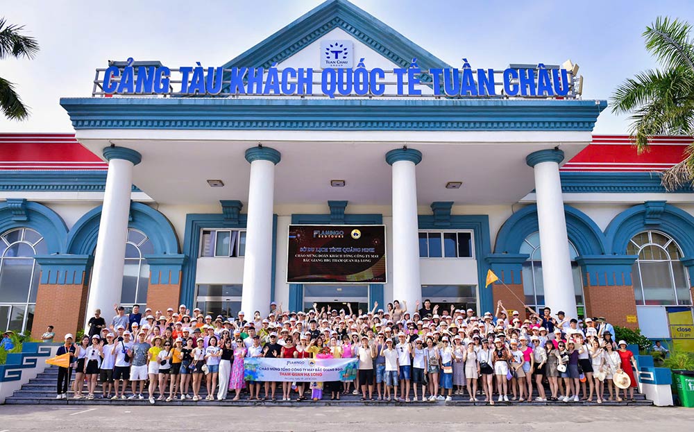 Leaders of Quang Ninh Department of Tourism welcomed the delegation before the journey to visit Ha Long Bay on the morning of August 19. Photo: Bich Hue