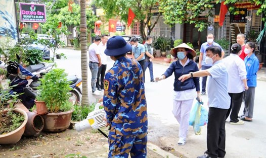 Lãnh đạo quận Hải An kiểm tra công tác phòng chống dịch Sốt xuất huyết tại địa phương. Ảnh: Cổng TTĐT Hải Phòng