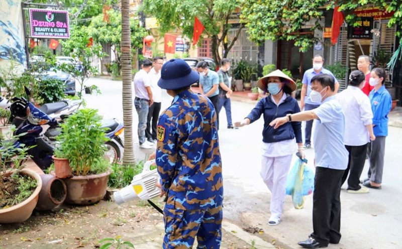 Lãnh đạo quận Hải An kiểm tra công tác phòng chống dịch Sốt xuất huyết tại địa phương. Ảnh: Cổng TTĐT Hải Phòng