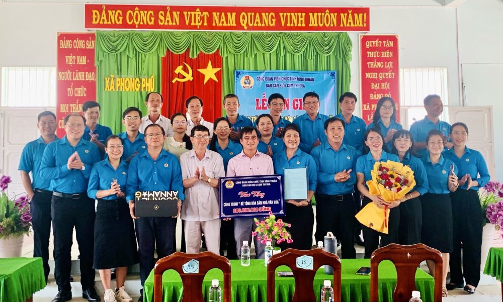 Awarding a symbolic plaque for the project "Concreting the yard of Phong Phu Commune Cultural House". Photo: Binh Thuan fans