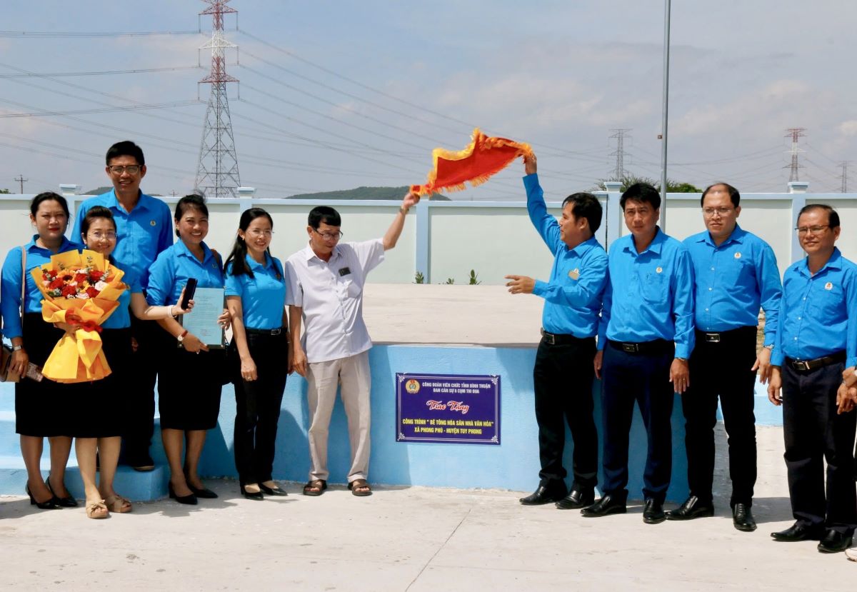 Removing the ribbon to inaugurate the project "Concreting the yard of Phong Phu Commune Cultural House". Photo: Binh Thuan fans