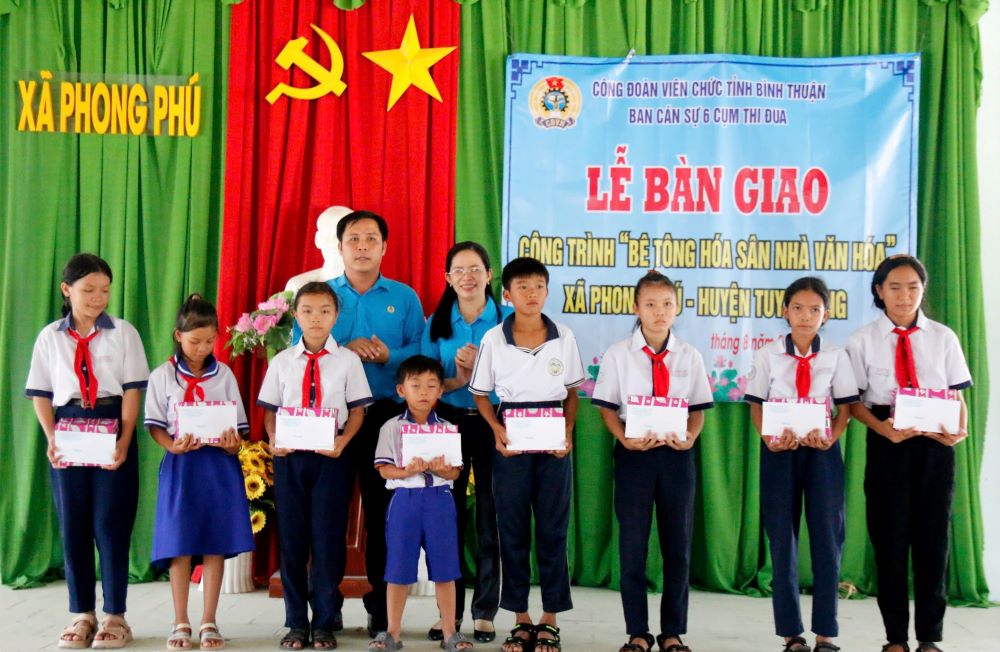 Giving gifts to poor, studious students in Phong Phu commune. Photo: Binh Thuan fans