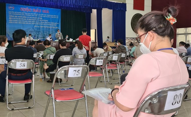 Thanh tra Chính phủ kiến nghị Bộ Công an chỉ đạo điều tra việc trốn thuế khi chuyển nhượng đất, trong đó có đất đấu giá. Trong ảnh là một cuộc đấu giá đất tại Gia Lai. Ảnh: Thanh Tuấn