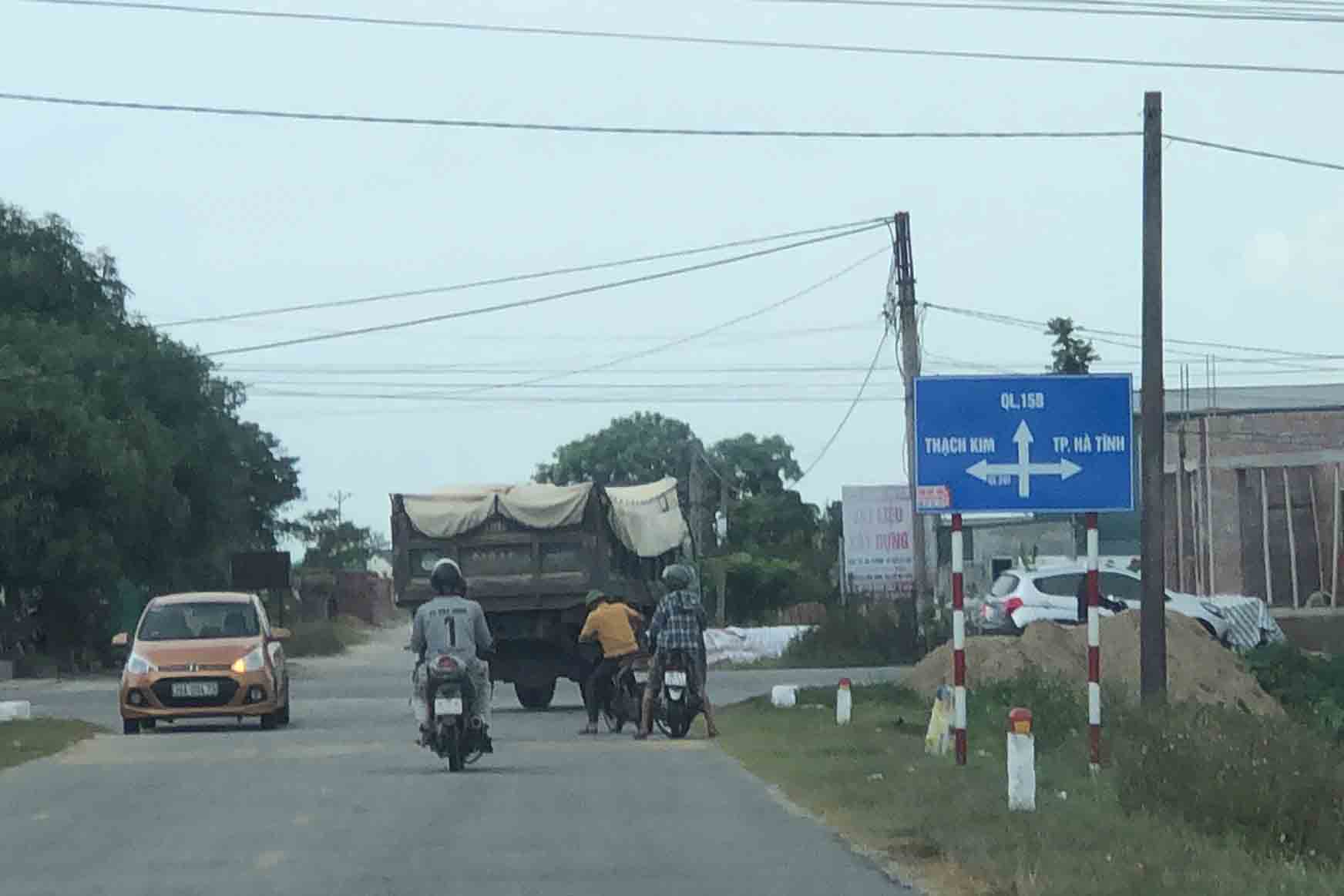 Xe chở đất ra ngoài địa bàn để bán trước đó. Ảnh: Trần Tuấn.