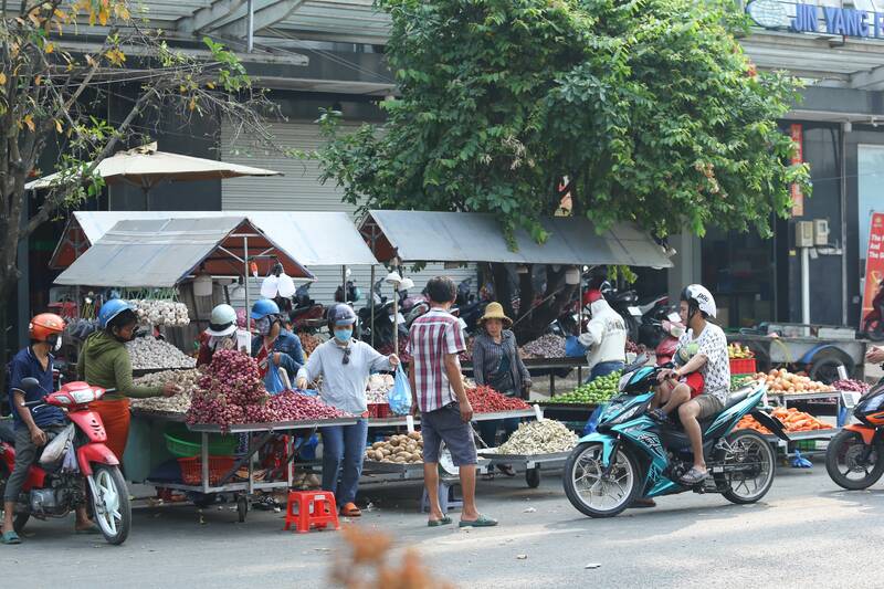 Chợ tự phát xung quanh chợ hợp pháp đã kéo dài nhiều năm nhưng đến nay vẫn chưa xử lý dứt điểm. Ảnh: Thanh Vũ