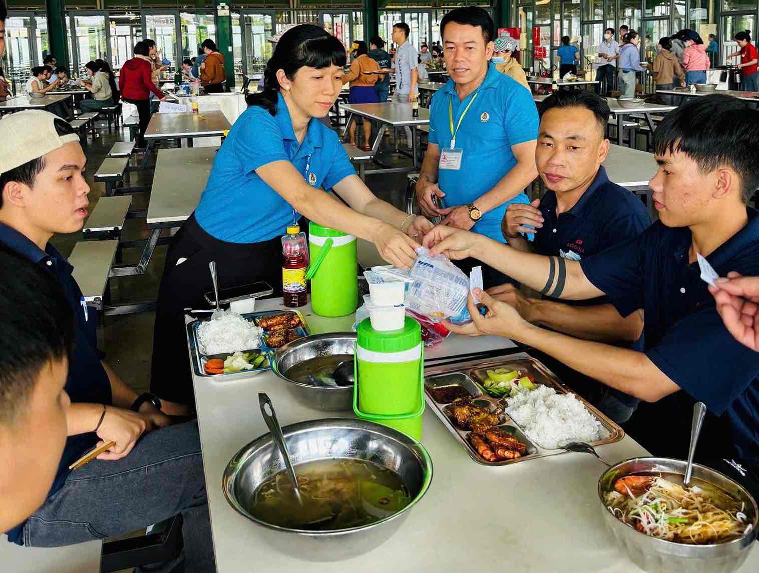 Bữa ăn ca 60.000 đồng của gần 4.700 công nhân Công ty TNHH Longwell. Ảnh: HAC