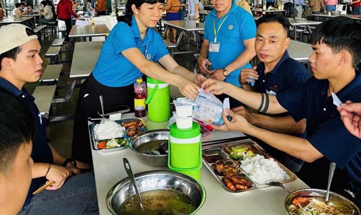 Bữa ăn ca 60.000 đồng của gần 4.700 công nhân Công ty TNHH Longwell. Ảnh: HAC