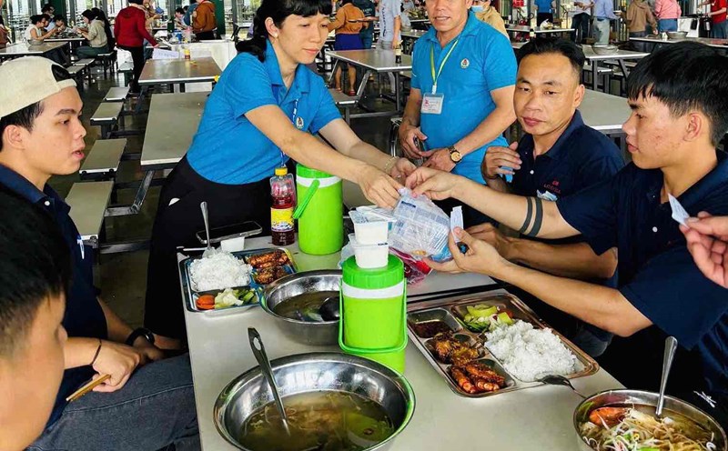 Bữa ăn ca 60.000 đồng của gần 4.700 công nhân Công ty TNHH Longwell. Ảnh: HAC
