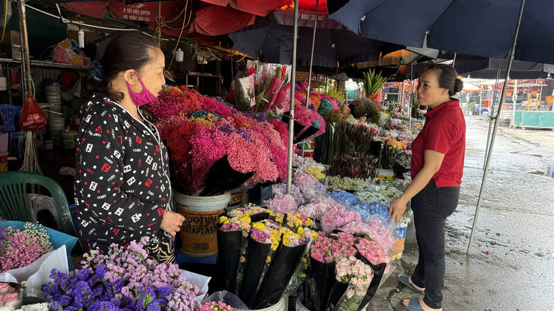 Merchants at Quang An flower market hope that the market will soon become a night tourist destination. Photo: Hoang Loc