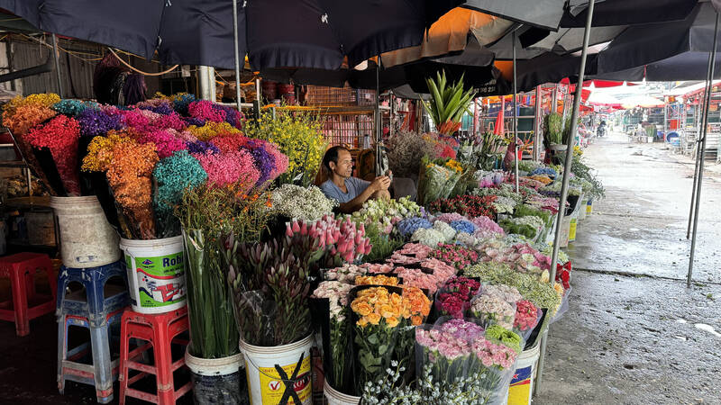 Tay Ho District People's Committee has a plan to rebuild the flower market to synchronize infrastructure for market development in the near future. Photo: Hoang Loc