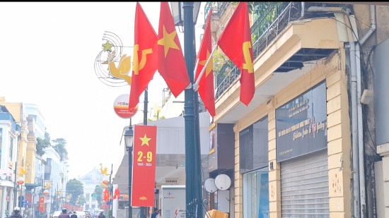 Đường phố rực rỡ cờ hoa mừng ngày Quốc Khánh 2.9. Ảnh: Đền Phú