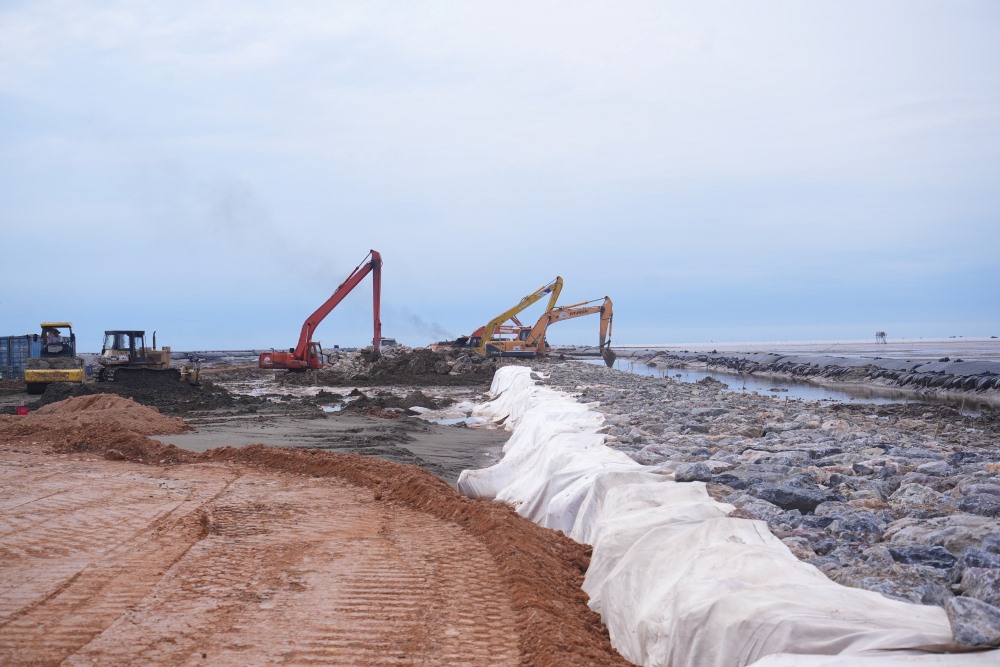 Contractors are focusing on speeding up the project's construction progress. Photo: Hai Phong Electronic Information Portal