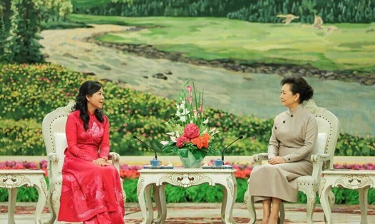 Phu nhân Ngô Phương Ly và Phu nhân Bành Lệ Viên. Ảnh: Nguyễn Hồng