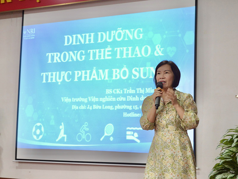 Bác sĩ CKI Trần Thị Minh Nguyệt, Viện trưởng Viện Nghiên cứu Dinh dưỡng TP.HCM (NRI) chia sẻ kiến thức tại buổi đào tạo. Ảnh: Nutifood Group