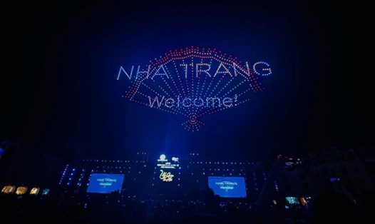 Hình ảnh ấn tượng tạo nên từ 1.000 drone ở đêm bế mạc lễ hội Vịnh ánh sáng quốc tế Nha Trang 2024. Ảnh: Phương Linh