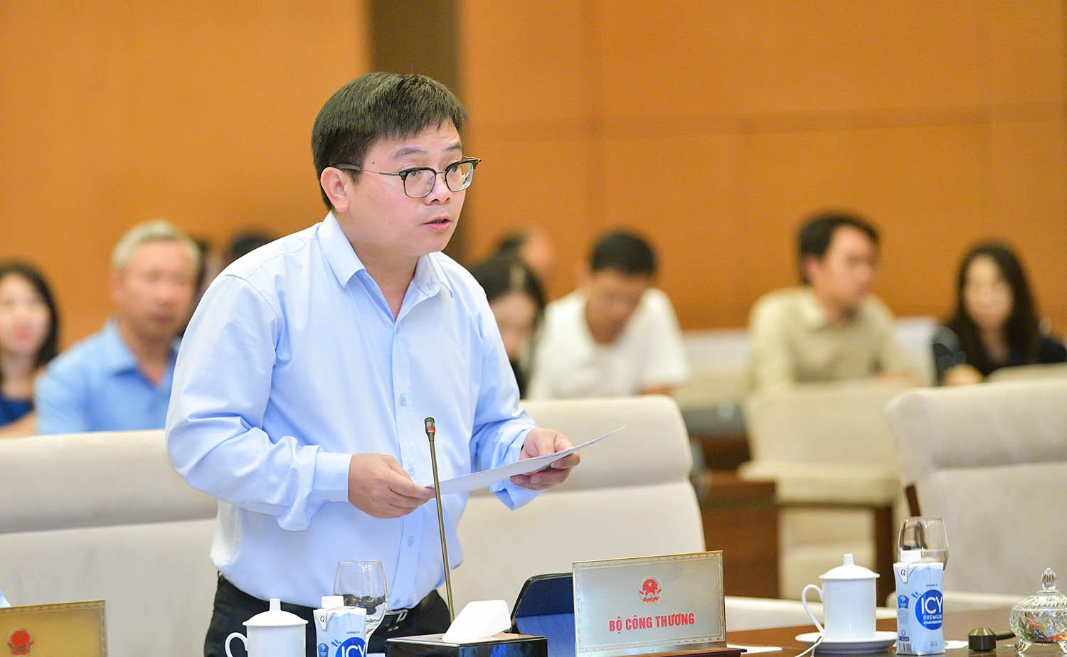 Deputy Minister of Industry and Trade Truong Thanh Hoai presented the Summary of the Electricity Law project (amended). Photo: Quochoi.vn