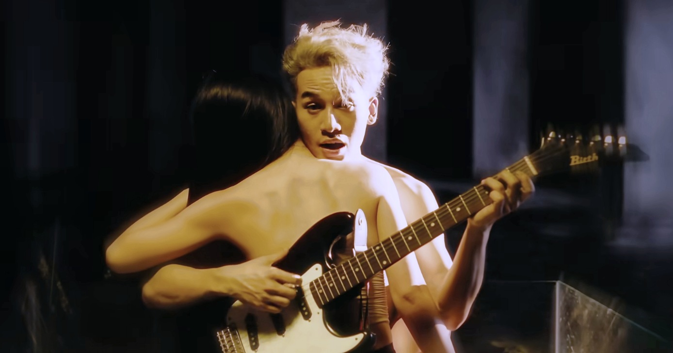 Ali Hoang Duong's bold hot scene in the new MV. Photo: Cut from video