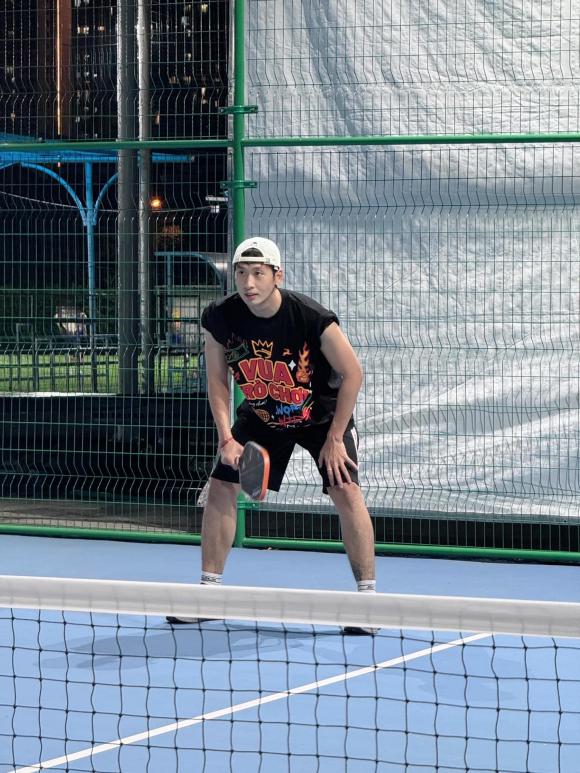 Tuan Tran revealed photos of him playing sports with Phuong Anh Dao. Photo: Screenshot