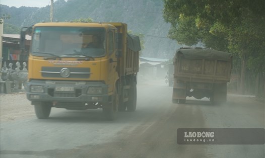 Xe chở đất đá trên quốc lộ 217 đã nhiều điểm xuống cấp. Ảnh: Quách Du