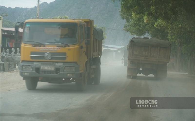 Xe chở đất đá trên quốc lộ 217 đã nhiều điểm xuống cấp. Ảnh: Quách Du