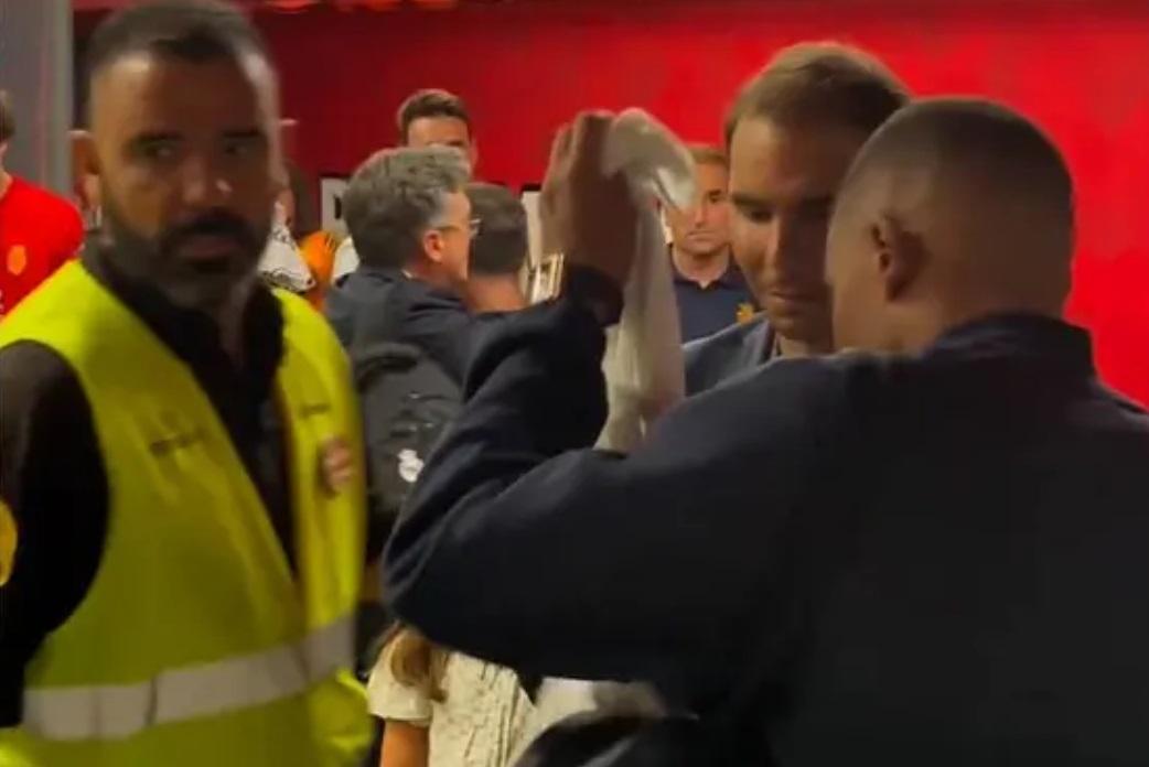 Kylian Mbappe gặp Rafael Nadal trong đường hầm. Ảnh: Cắt từ video