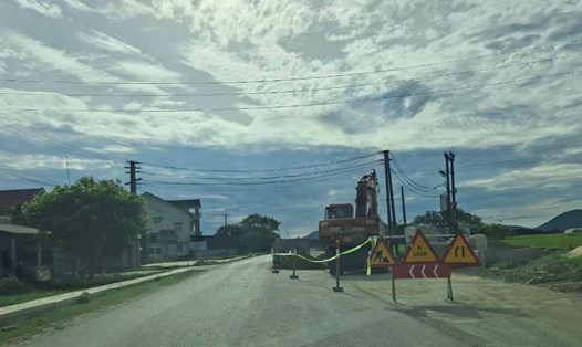 Dự án Cải tạo, nâng cấp Quốc lộ 8C ở Cẩm Xuyên đã thi công gần 1 năm nhưng hiện vẫn còn vướng mắc giải phóng mặt bằng. Ảnh: Trần Tuấn.