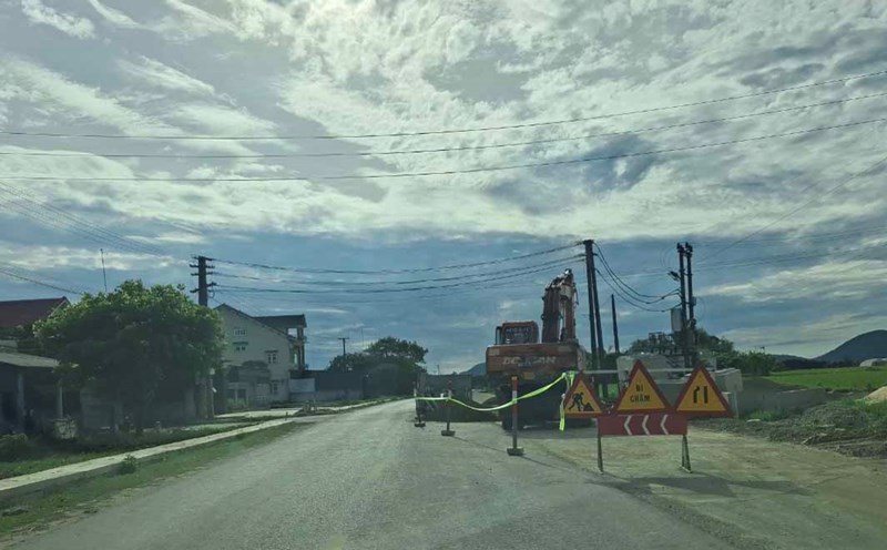 Dự án Cải tạo, nâng cấp Quốc lộ 8C ở Cẩm Xuyên đã thi công gần 1 năm nhưng hiện vẫn còn vướng mắc giải phóng mặt bằng. Ảnh: Trần Tuấn.