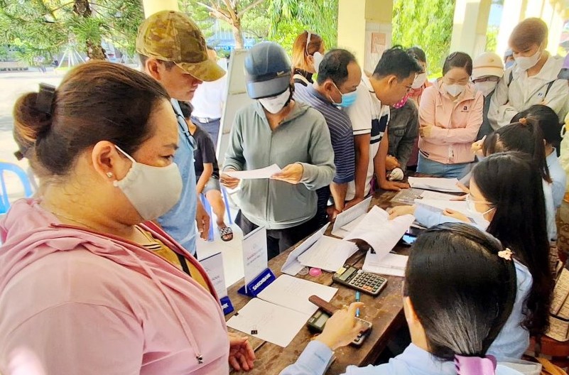 Phụ huynh đăng ký nhập học cho con tại Trưởng Võ Thị Sáu, Bạc Liêu, trường cũng công khai các khoản thu đầu năm học. Ảnh:Nhật Hồ