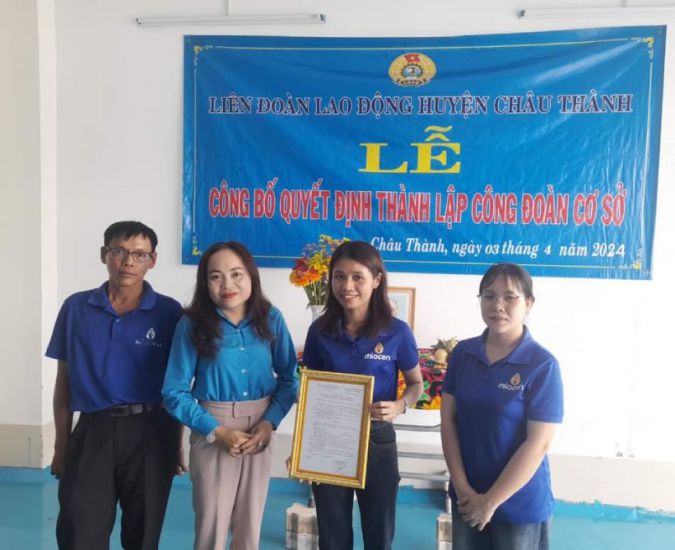 LĐLĐ huyện Châu Thành (tỉnh Tiền Giang) tổ chức lễ công bố Quyết định thành lập công đoàn cơ sở. Ảnh: Thành Nhân