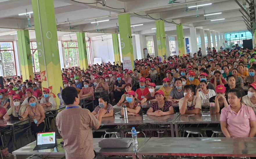 Tuyên truyền, phổ biến các chế độ, chính sách mới đến hàng nghìn người lao động tại Công ty TNHH Giày Aleron Việt Nam. Ảnh: An An