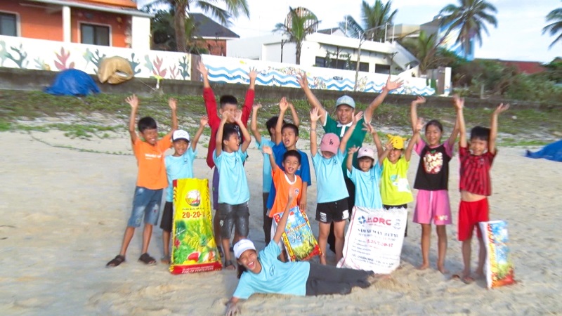 Đội tình nguyện nhí nhặt rác bảo vệ môi trường biển Tam Thanh, Tam Kỳ, Quảng Nam. Ảnh Hoàng Bin