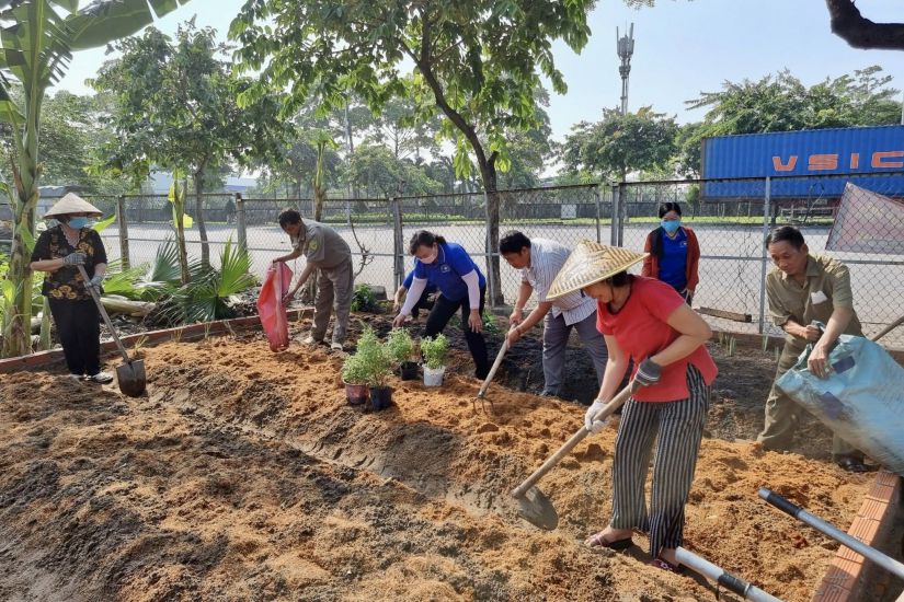 Người dân, UBMTTQ Việt Nam phường Tân Thuận Đông, Quận 7 cùng chung tay trồng cây tại công trình vườn cây thuốc đông y. Ảnh: Minh Tâm