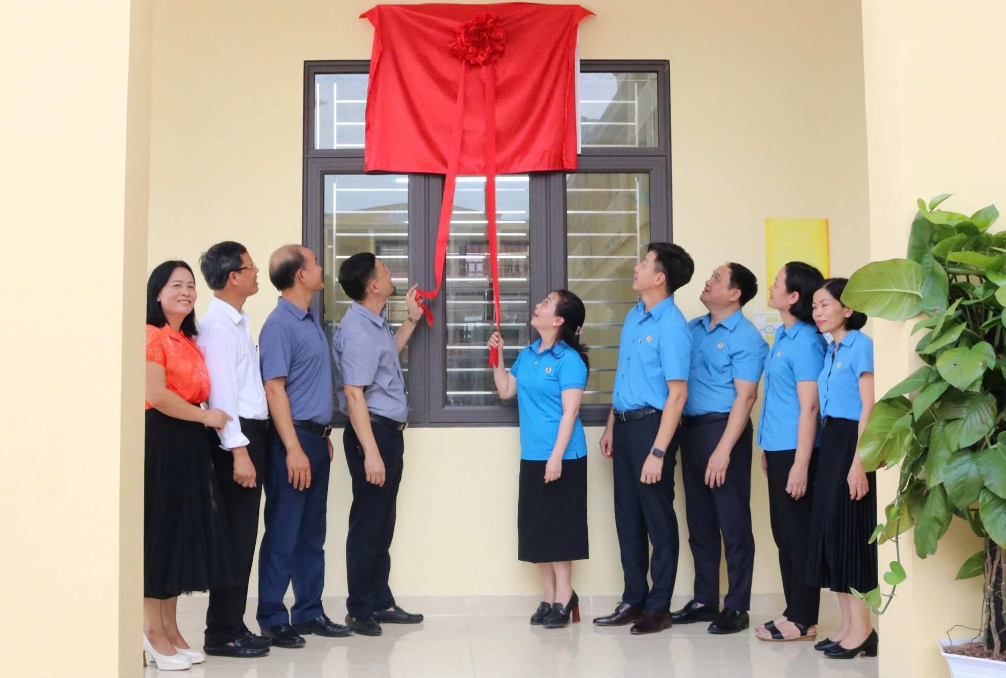 Các đại biểu dự lễ gắn biển công trình tại Trường THPT Kiến Thụy, Hải Phòng. Ảnh: Minh Khuê