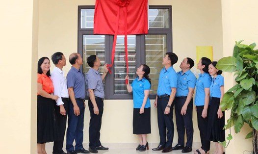 Các đại biểu dự lễ gắn biển công trình tại Trường THPT Kiến Thụy, Hải Phòng. Ảnh: Minh Khuê