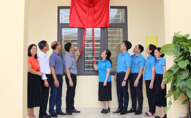 Các đại biểu dự lễ gắn biển công trình tại Trường THPT Kiến Thụy, Hải Phòng. Ảnh: Minh Khuê